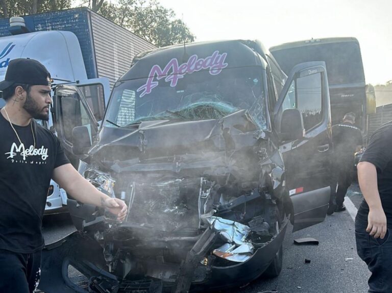 Cantora Melody e produção sofrem acidente com van