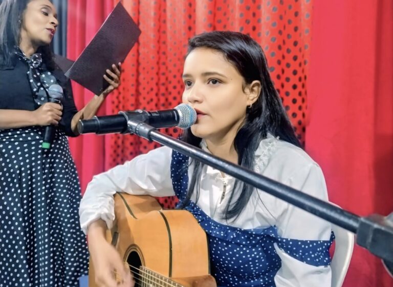 Camilla Lima: A Voz Sertaneja que Transforma Dor em Música e Inspiração Camilla Lima: A Voz Sertaneja que Transforma Dor em Música e Inspiração